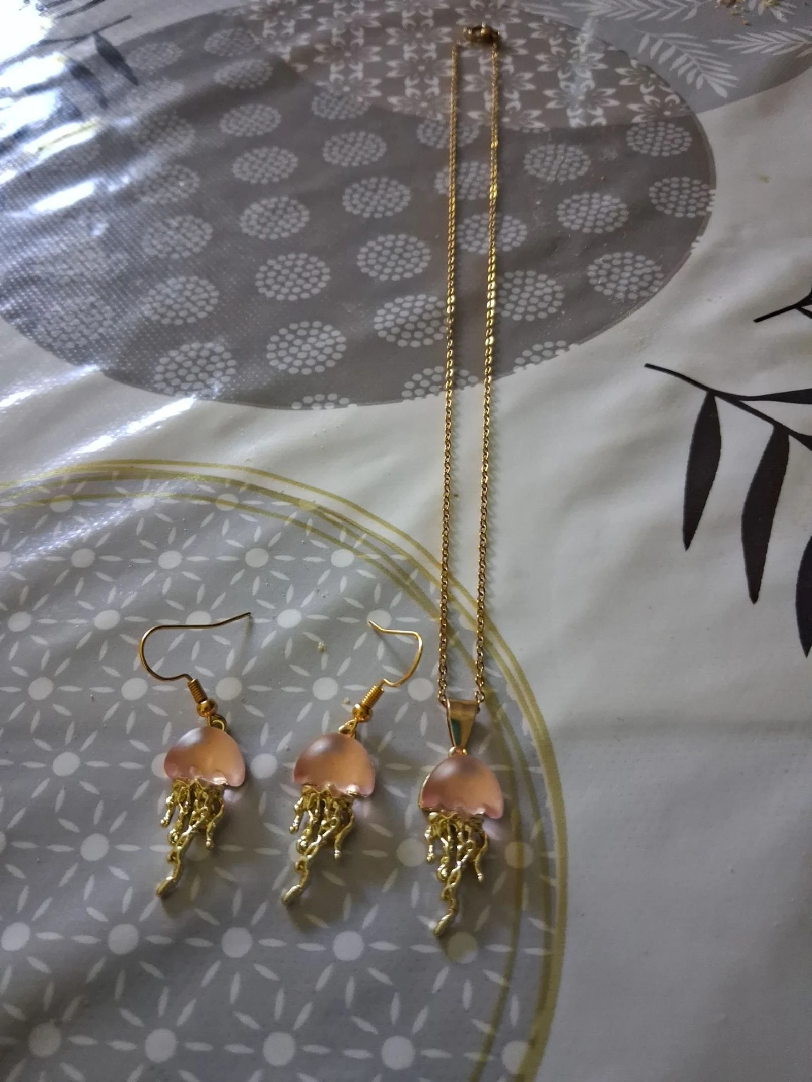 Juwelenset: ketting met hanger en kwalvormige oorbellen – photo 2